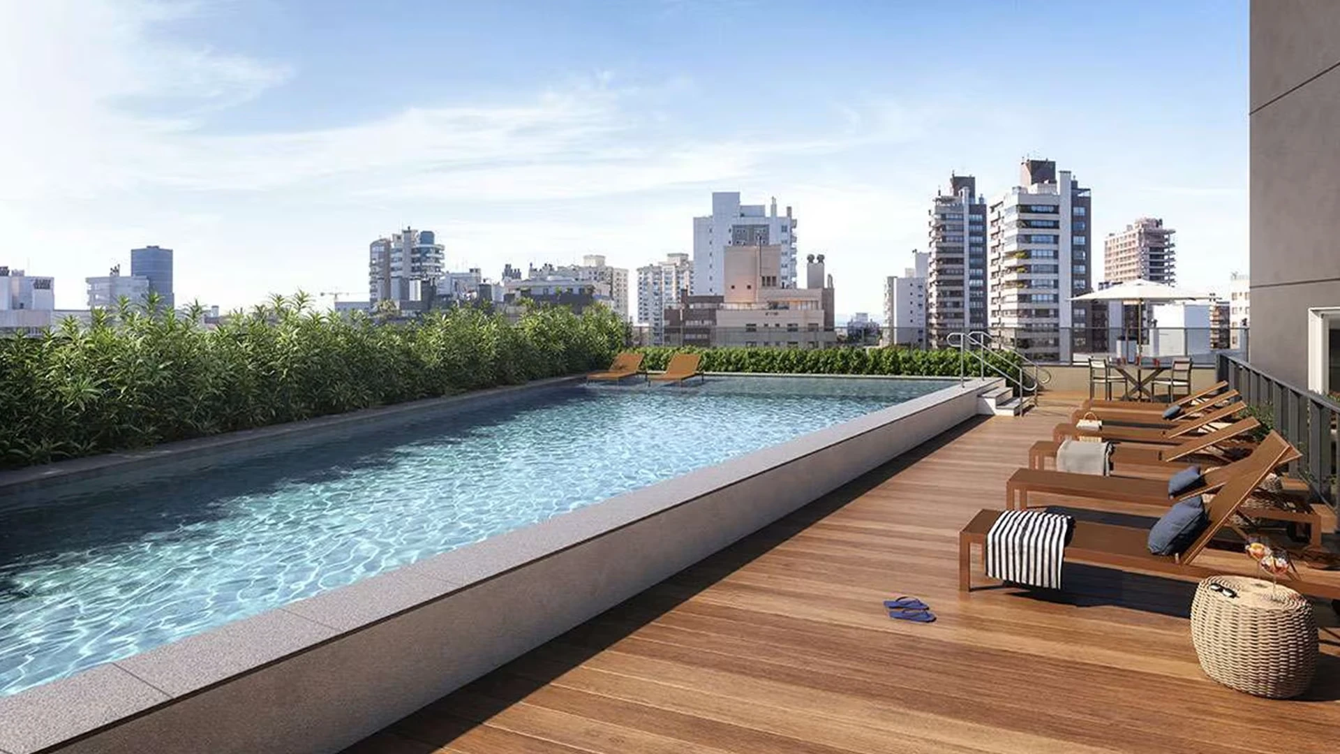 Piscina Adulto com Raia, Deck e Solarium